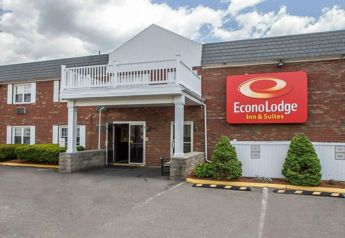 Econo Lodge Inn & Suites Windsor Locks Bradley Airport hotel hero