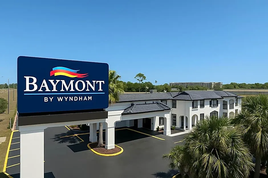 Baymont by Wyndham Orlando East hotel hero