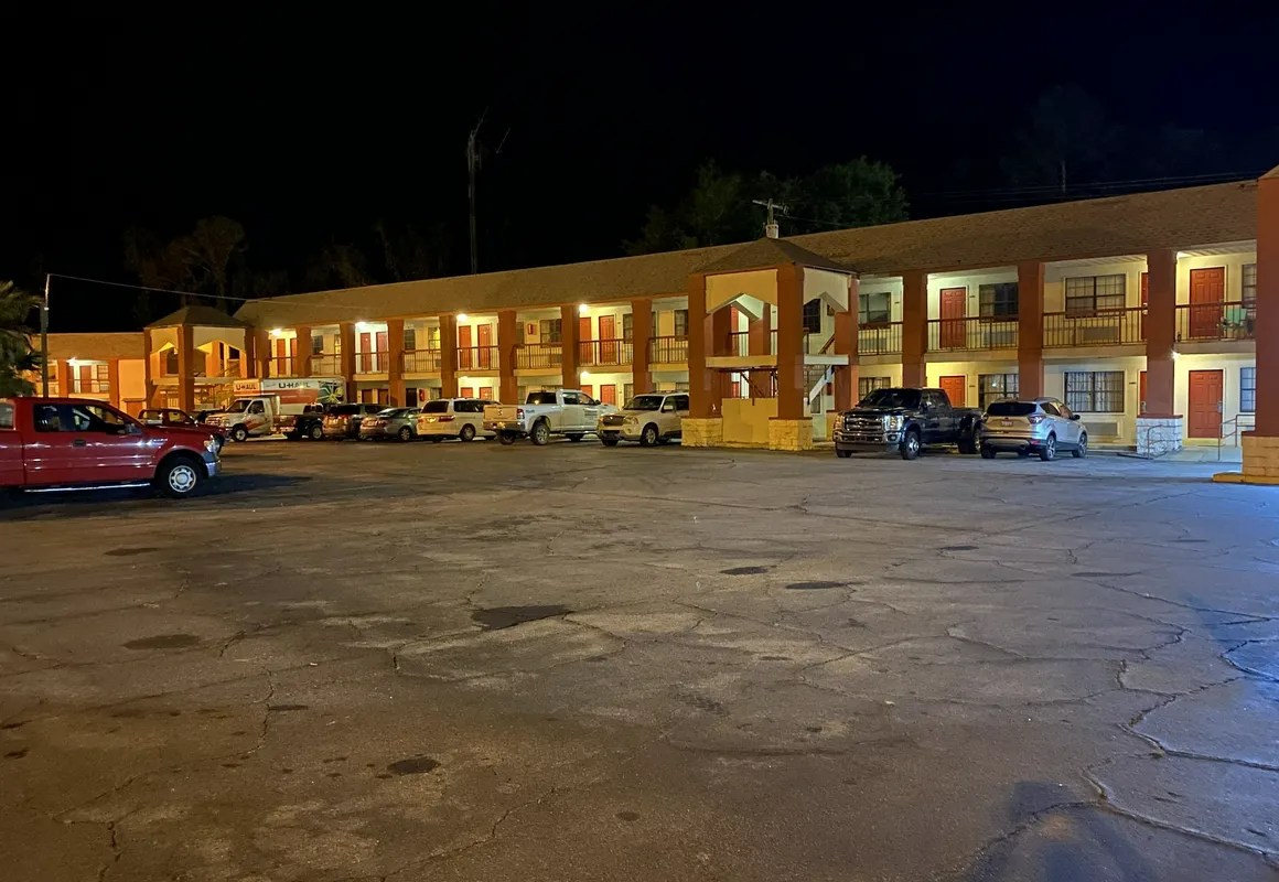 Budget Inn & Suites hotel hero