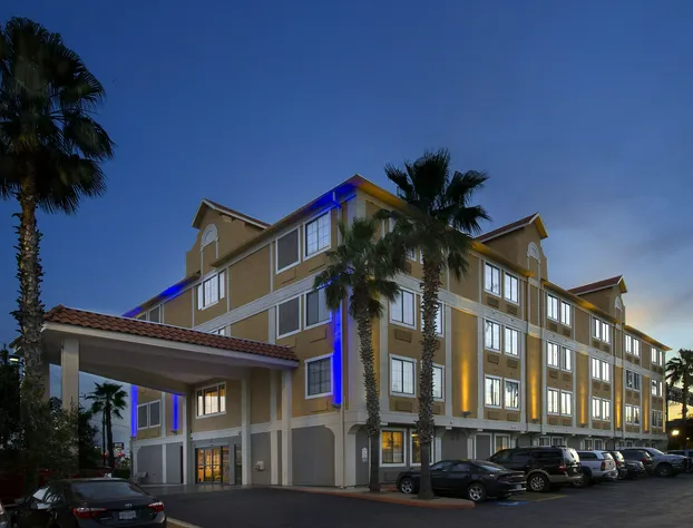 Holiday Inn Express & Suites San Antonio-Dtwn Market Area by IHG hotel detail image 1