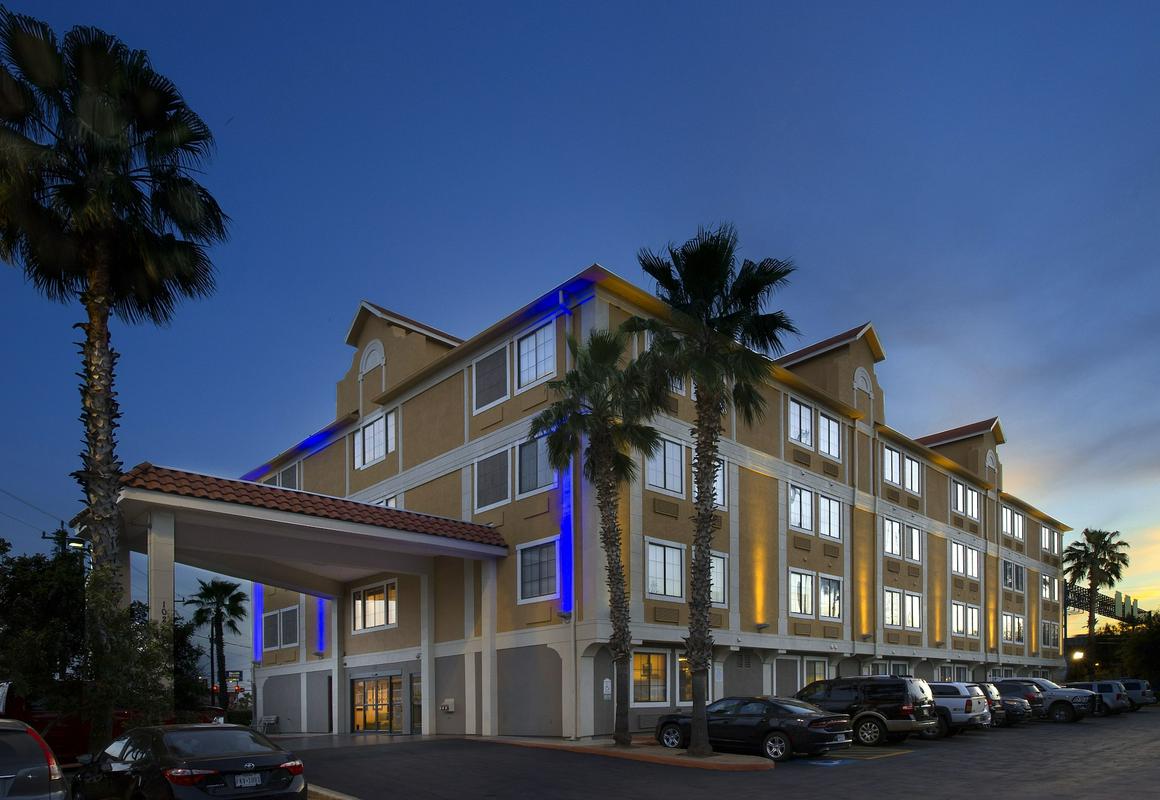 Holiday Inn Express & Suites San Antonio-Dtwn Market Area by IHG hotel hero