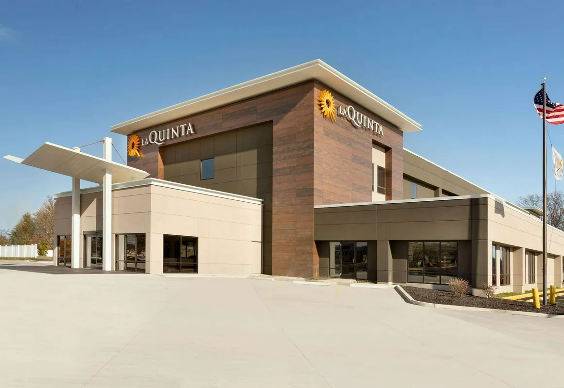 La Quinta Inn & Suites by Wyndham St Louis Route 66 hotel hero