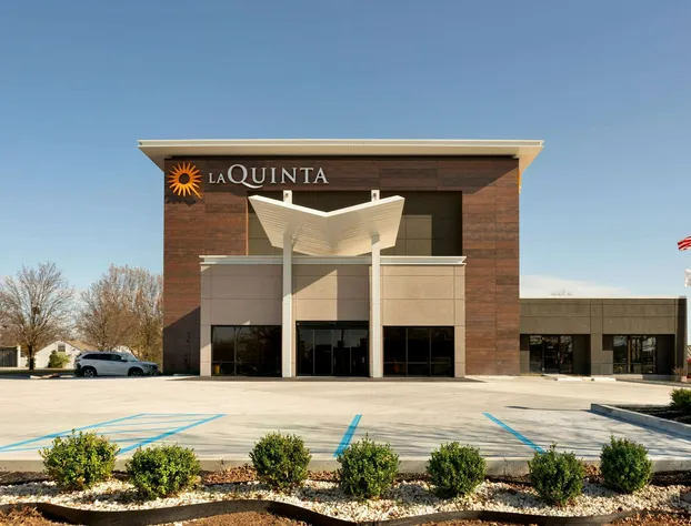 La Quinta Inn & Suites by Wyndham St Louis Route 66 hotel detail image 1