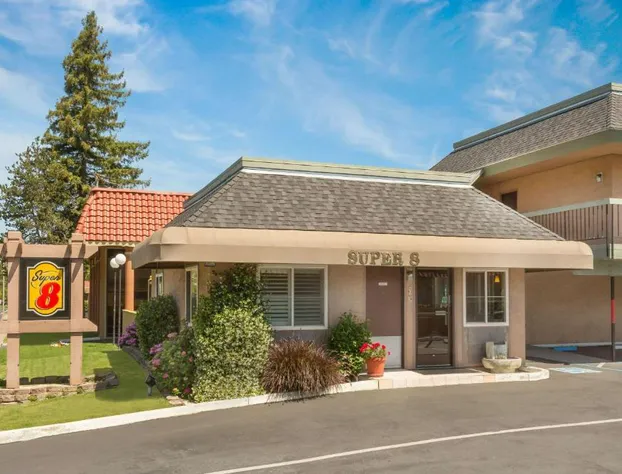 Super 8 by Wyndham Martinez hotel detail image 1