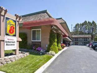 Super 8 by Wyndham Martinez hotel detail image 3