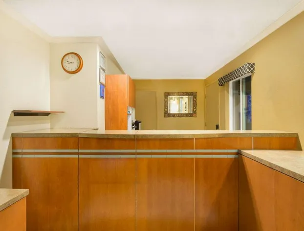 Super 8 by Wyndham Martinez hotel detail image 4