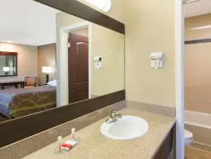 Super 8 by Wyndham Martinez hotel detail image 2