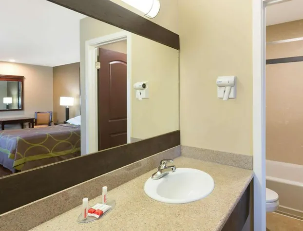 Super 8 by Wyndham Martinez hotel detail image 2