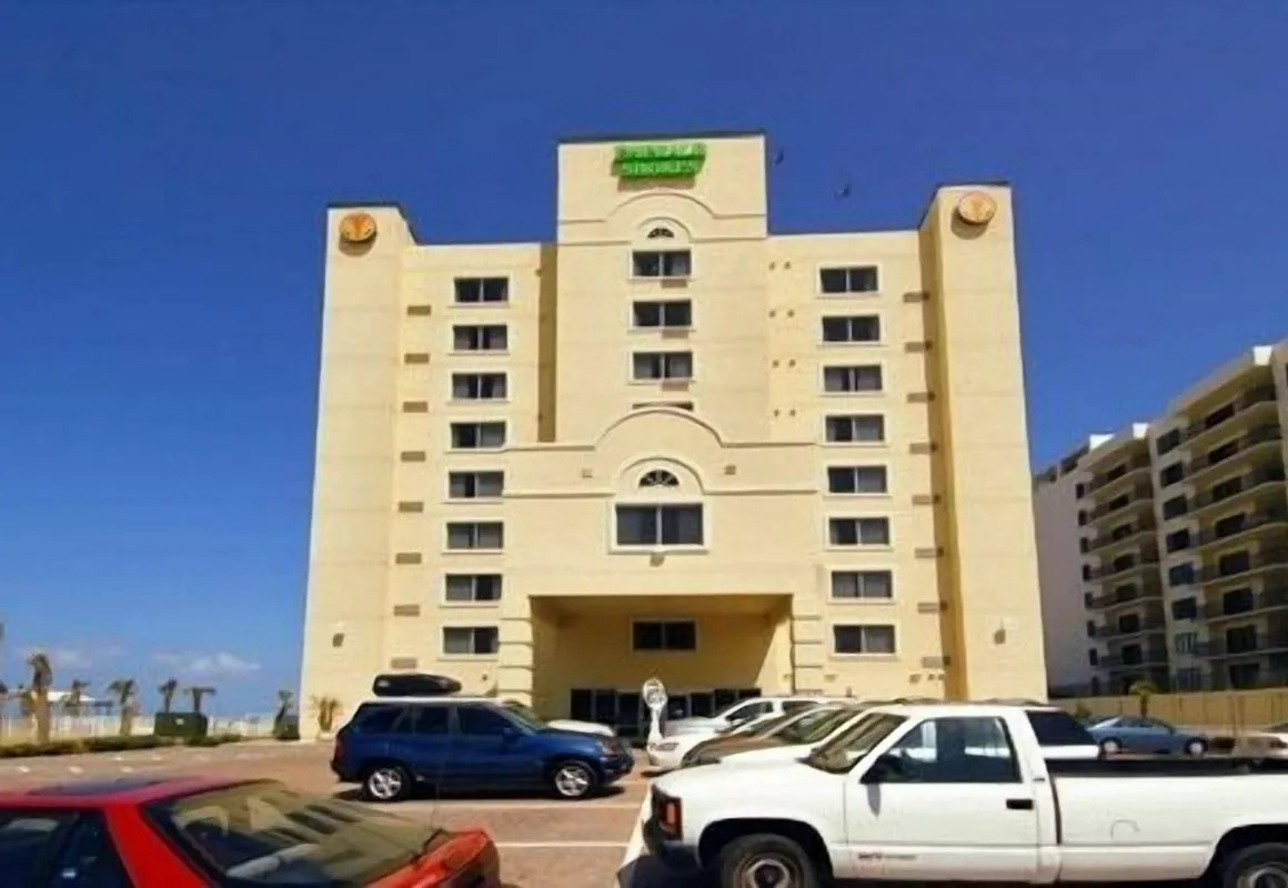 Emerald Shores Resort hotel hero