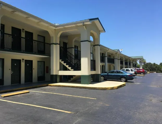 Super 8 by Wyndham Mobile hotel detail image 1