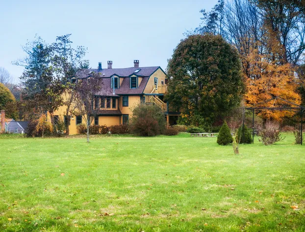 Captain Grant's 1754 hotel detail image 4