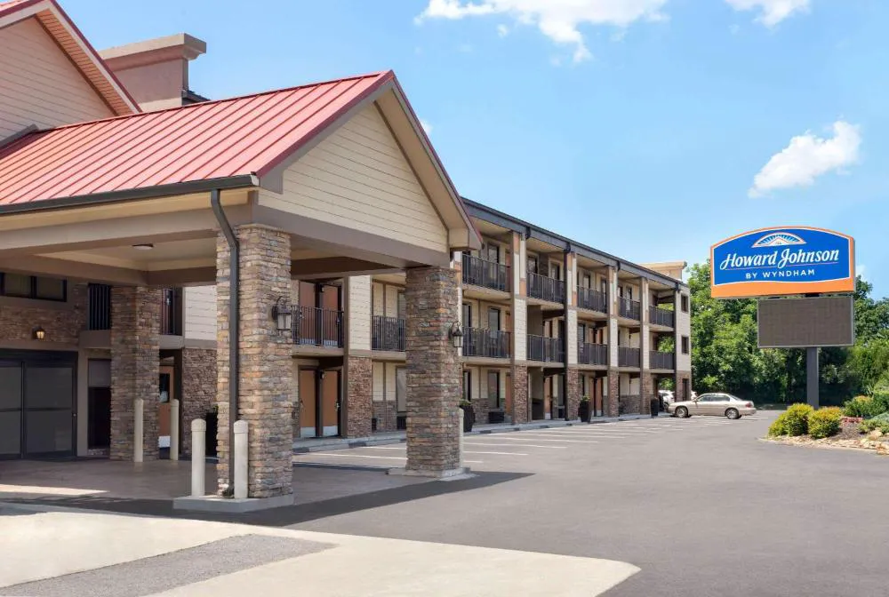 Howard Johnson by Wyndham Pigeon Forge hotel hero