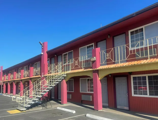 Sunstar Inn Los Banos near I-5 hotel detail image 1