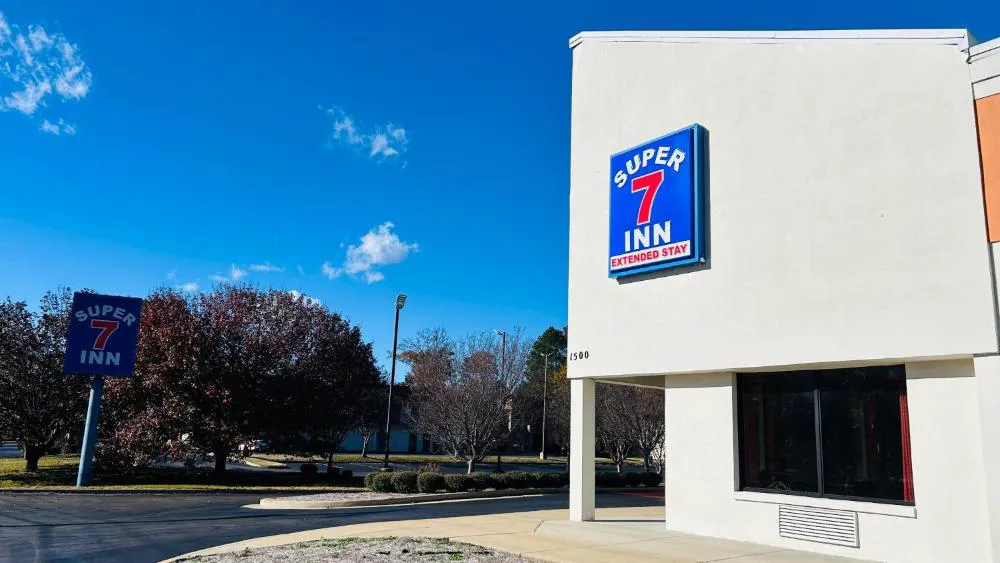 Super 7 Inn Tupelo hotel hero