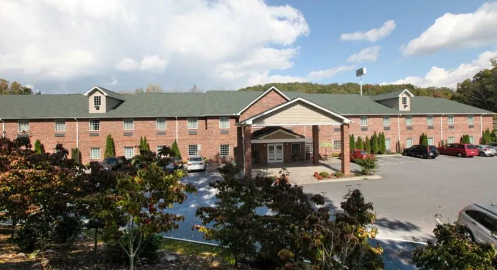 Mountain Inn & Suites Airport - Hendersonville hotel hero