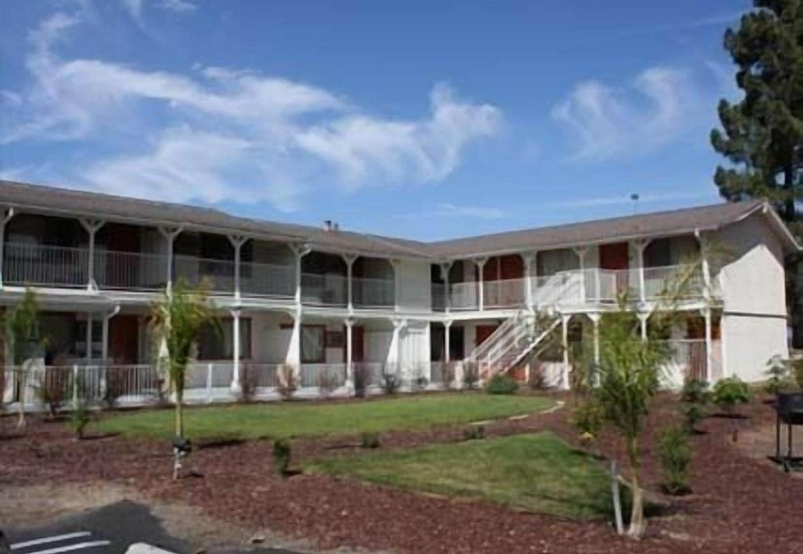 Budget Inn hotel hero