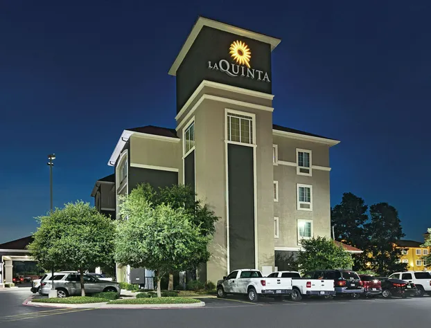 La Quinta Inn & Suites by Wyndham San Antonio Northwest hotel detail image 2