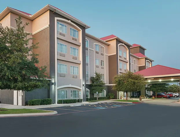 La Quinta Inn & Suites by Wyndham San Antonio Northwest hotel detail image 3