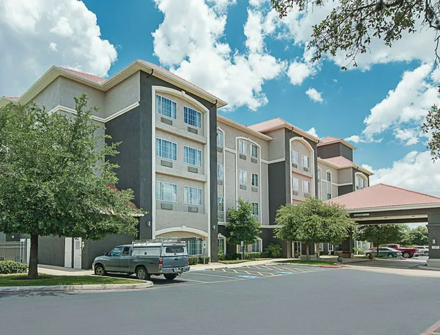 La Quinta Inn & Suites by Wyndham San Antonio Northwest hotel detail image 4