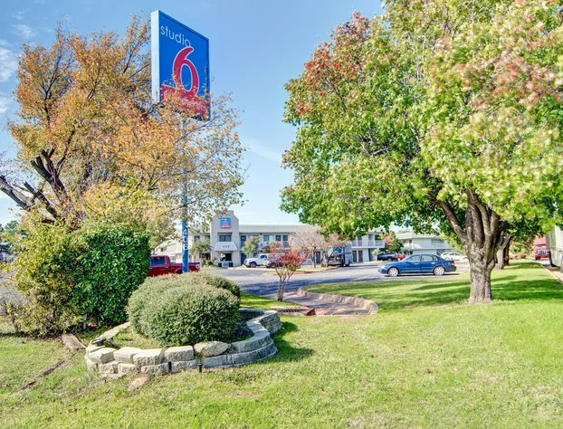 Studio 6 Grand Prairie, TX hotel detail image 1