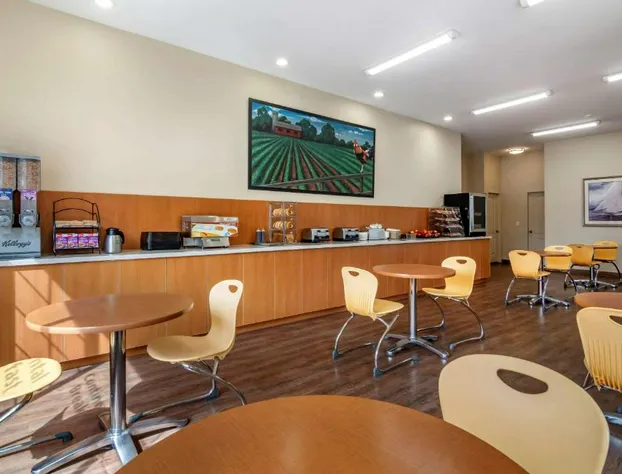 Econo Lodge Inn & Suites hotel detail image 3