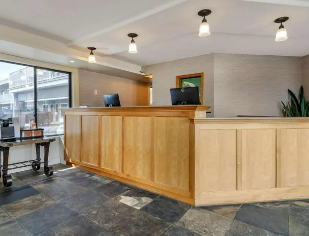 Econo Lodge Inn & Suites hotel detail image 4