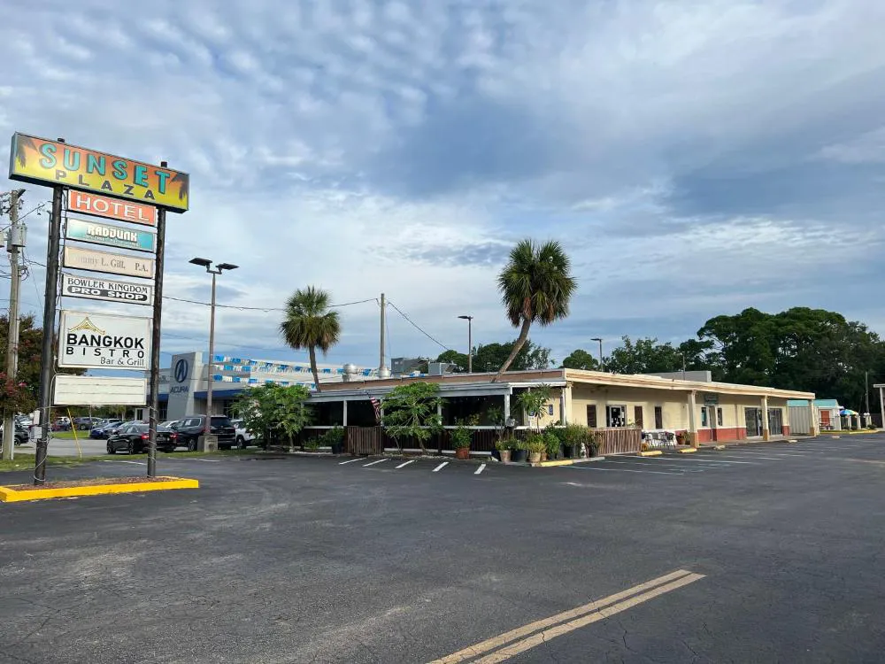 Hole Inn the Wall Hotel - Fort Walton Beach - Sunset Plaza - nearby Beaches & Hurlburt hotel hero