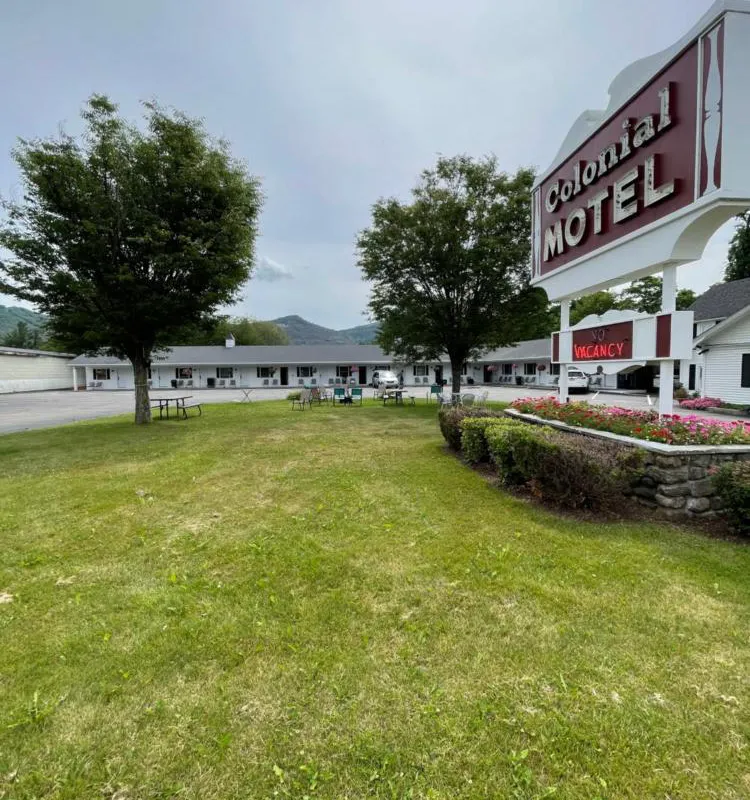 Colonial Motel hotel hero