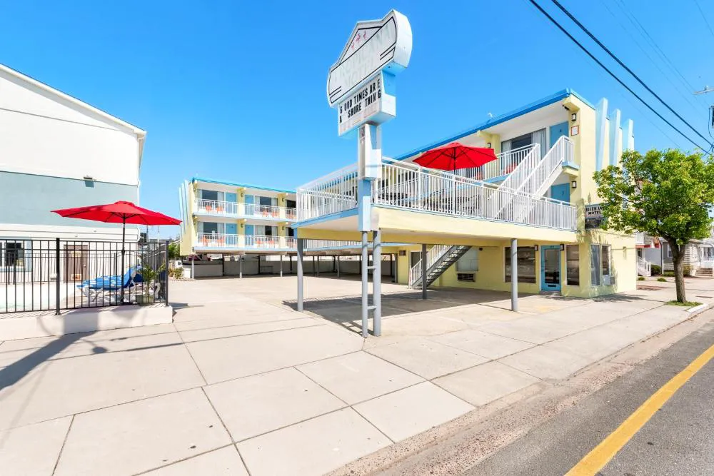 Tropicana Motel hotel hero