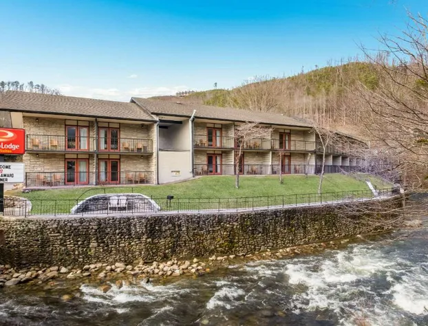 Econo Lodge Inn & Suites On The River hotel detail image 1