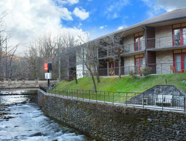 Econo Lodge Inn & Suites On The River hotel detail image 2