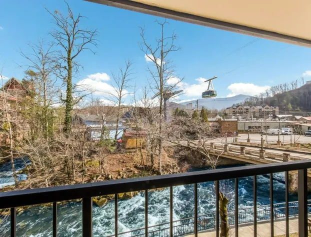 Econo Lodge Inn & Suites On The River hotel detail image 4