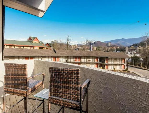 Econo Lodge Inn & Suites On The River hotel detail image 2