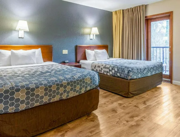 Econo Lodge Inn & Suites On The River hotel detail image 3