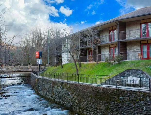 Econo Lodge Inn & Suites On The River hotel detail image 1