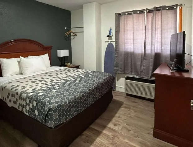 Econo Lodge Inn & Suites On The River hotel detail image 4