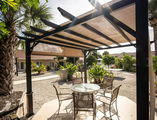 Island Sun Inn & Suites - Historic Venice & Beach Getaway hotel detail image 1