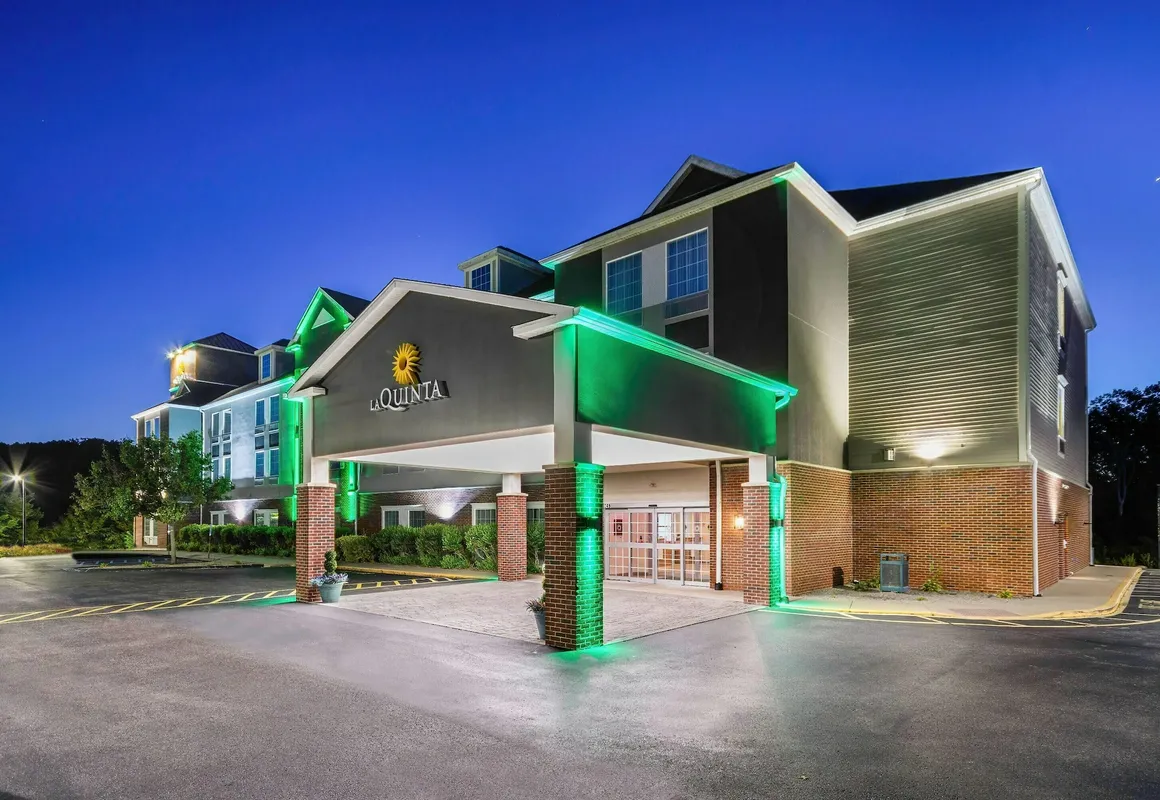 La Quinta Inn & Suites by Wyndham Stonington-Mystic Area hotel hero