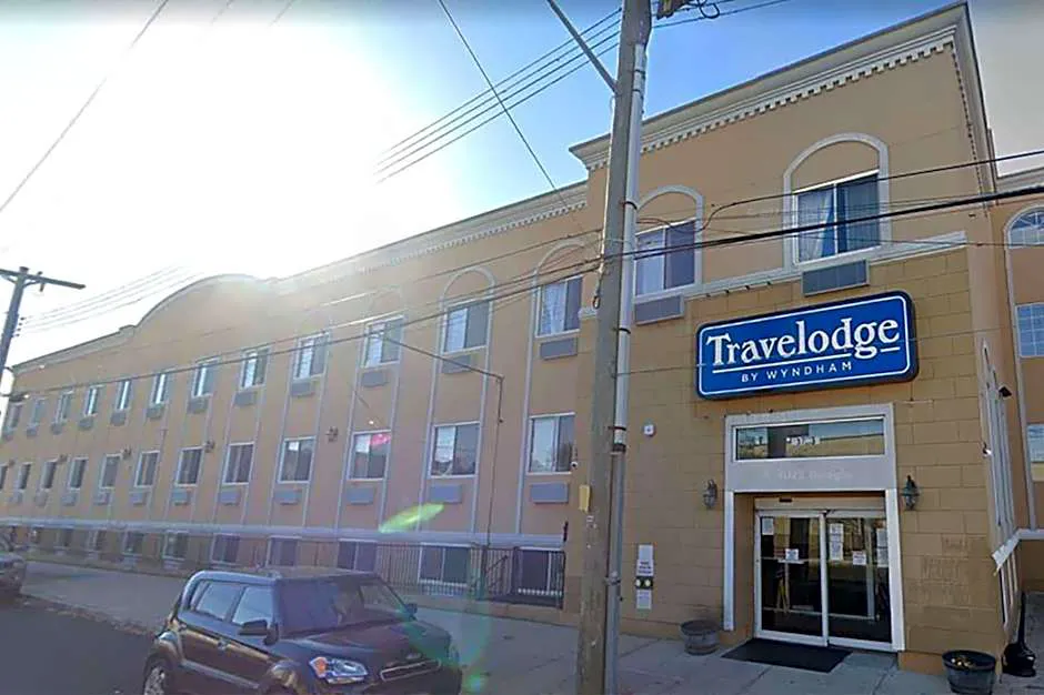 Travelodge by Wyndham Ozone Park hotel hero