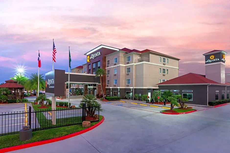La Quinta Inn & Suites by Wyndham Houston Channelview hotel hero