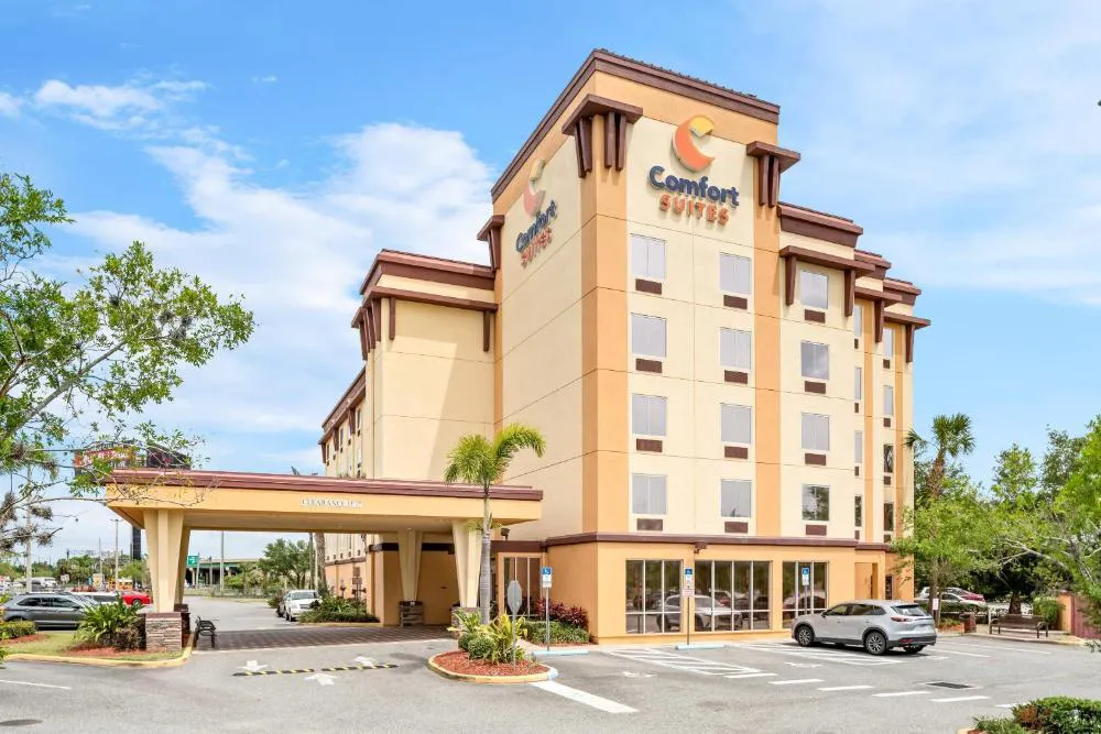 Comfort Suites Orlando Airport hotel hero