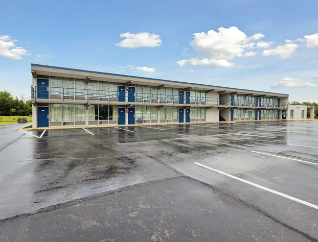 Relax inn by OYO Greeneville Near Hwy US-321 hotel detail image 1