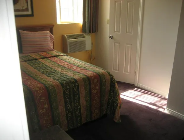 Walls Motel Long Beach hotel detail image 3