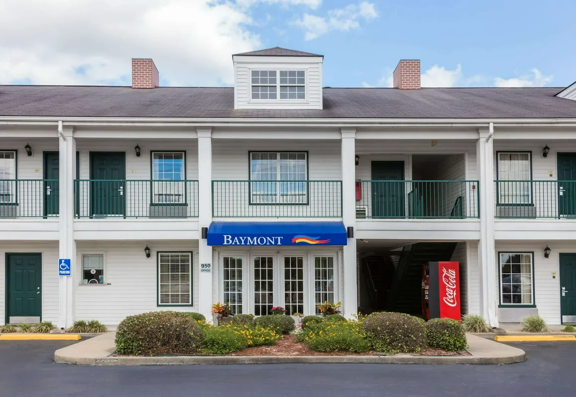 Baymont by Wyndham Waycross hotel hero