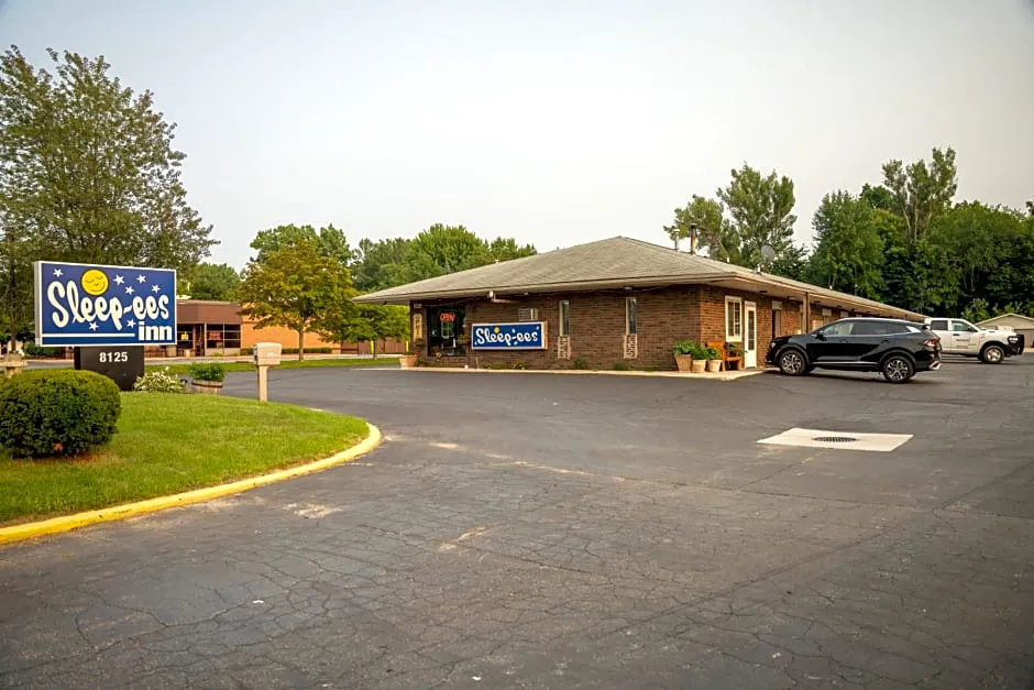 Sleep-ees Inn, Saginaw & Frankenmuth hotel hero
