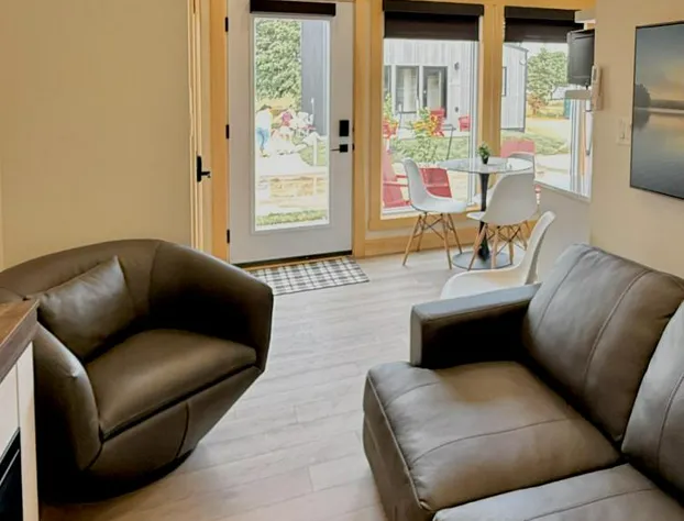 Royalty Maples Motel & Cottages hotel detail image 1