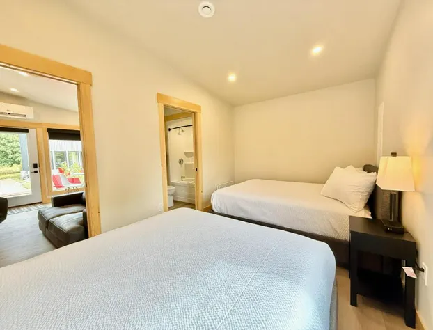 Royalty Maples Motel & Cottages hotel detail image 3