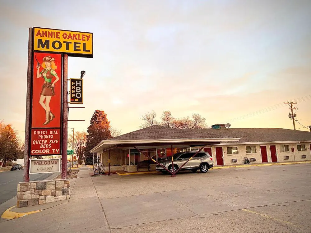 Annie Oakley Motel Oakley hotel hero