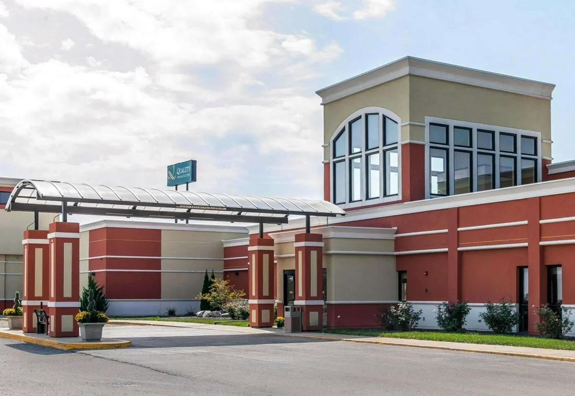 Quality Inn & Suites hotel hero