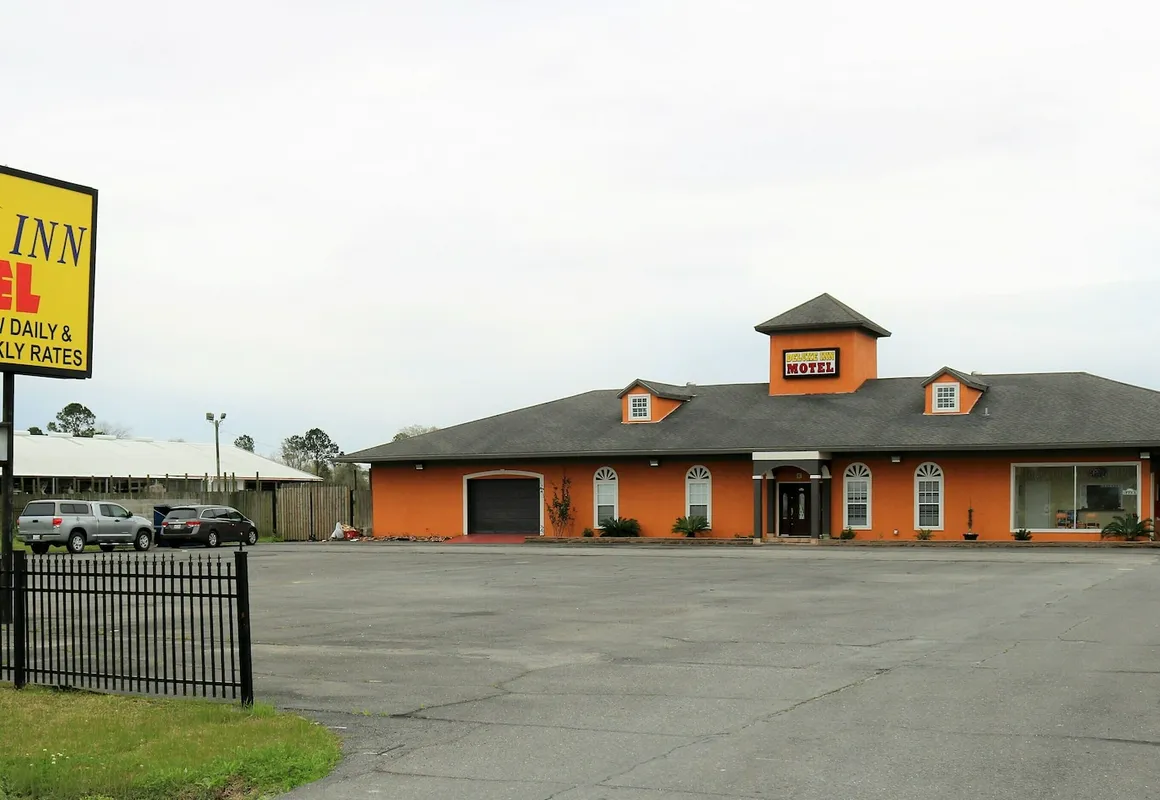 Deluxe Inn Motel hotel hero